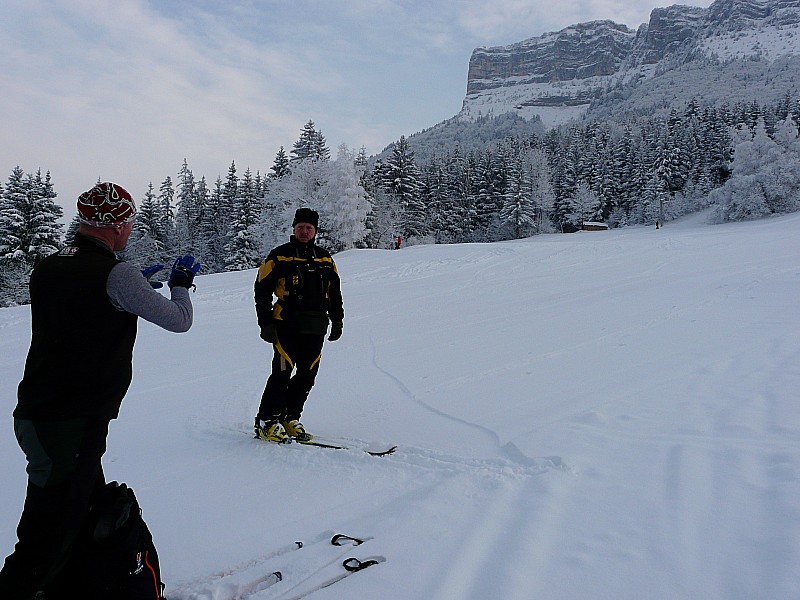 Les pistes interdites : Oui Monsieur on a vu le panneau, mais y'a pas de solution simple pour monter là haut en dehors des pistes...