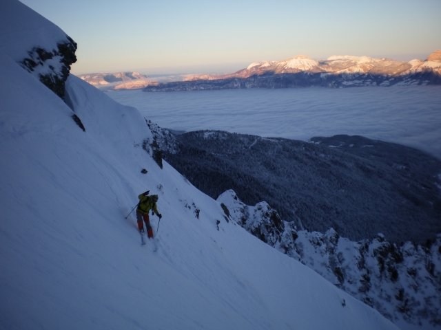 #4 Pointe du Sciallet : Nico teste la neige devant la chartreuse sous le feu des projecteurs... profitons en tant que c Pointe du Sciallet : Nico teste la neige devant la chartreuse sous le feu des projecteurs... profitons en tant que c'est marée basse !