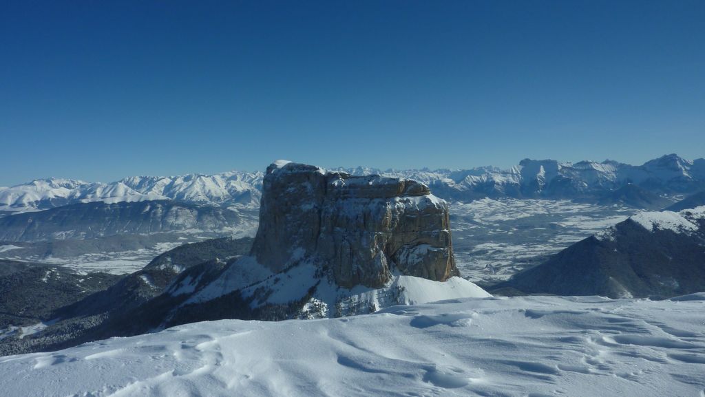 #5 Mont Aiguille : au fond, Ecrins et Devoluy Mont Aiguille : au fond, Ecrins et Devoluy