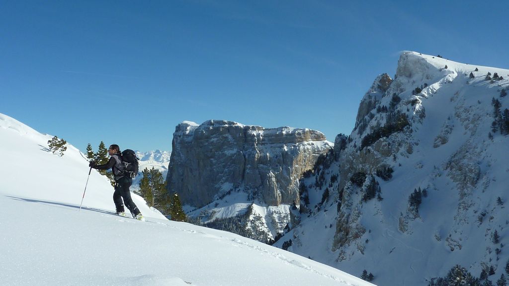 #12 Ski nordique : remontée vers Peyre Rouge. Al trace avec le couloir N du Pas de la Selle en arriere plan Ski nordique : remontée vers Peyre Rouge. Al trace avec le couloir N du Pas de la Selle en arriere plan