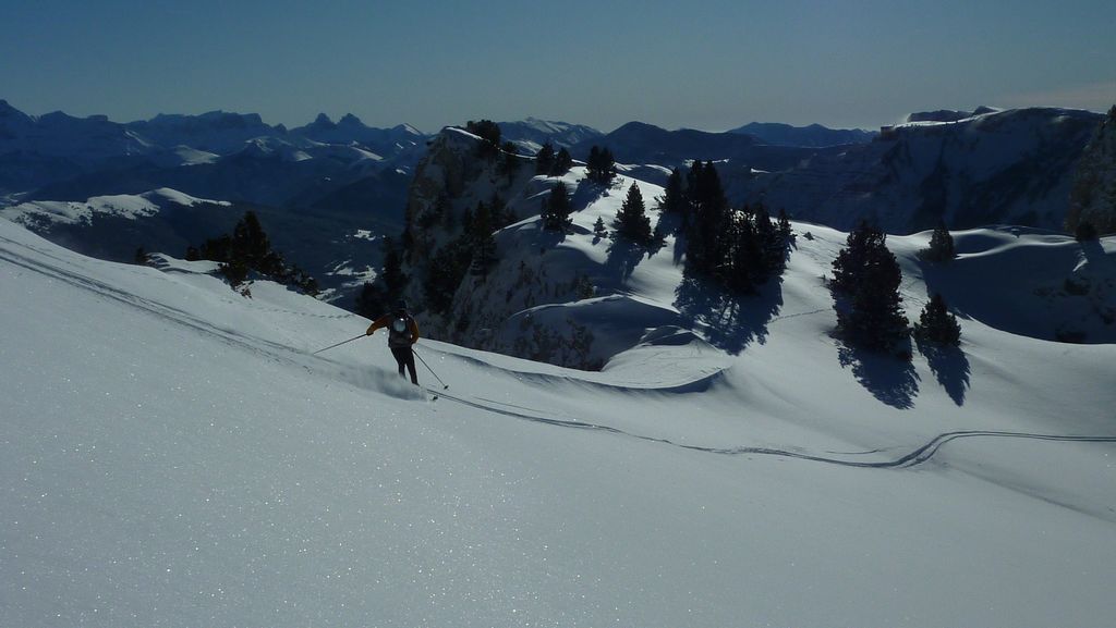#4 Plateau du Vercors : Yann se dirige vers le couloir du Pin Sud dans une neige sucre en poudre rarissime sur le plateau Plateau du Vercors : Yann se dirige vers le couloir du Pin Sud dans une neige sucre en poudre rarissime sur le plateau