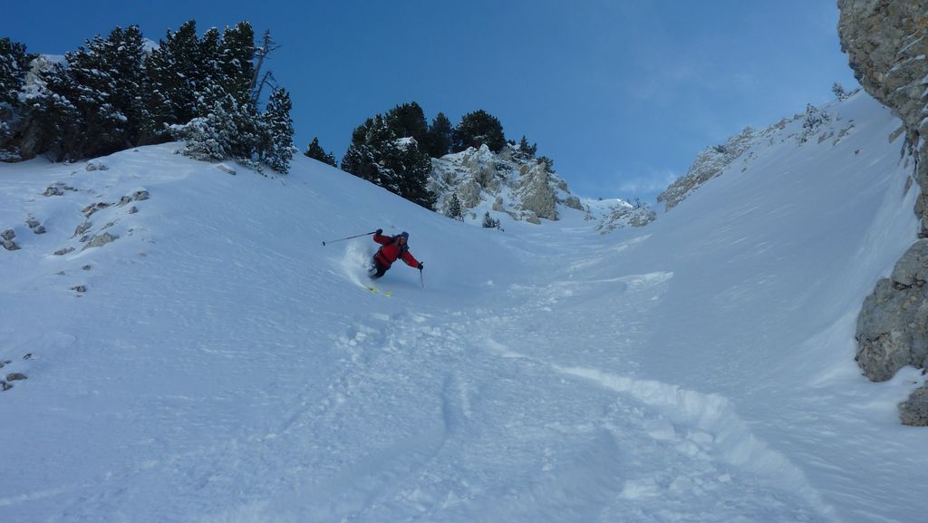 #10 "Couloir N" du Pas d : grosse poudre dans le couloir. Yann tate de la contre pente "Couloir N" du Pas d : grosse poudre dans le couloir. Yann tate de la contre pente