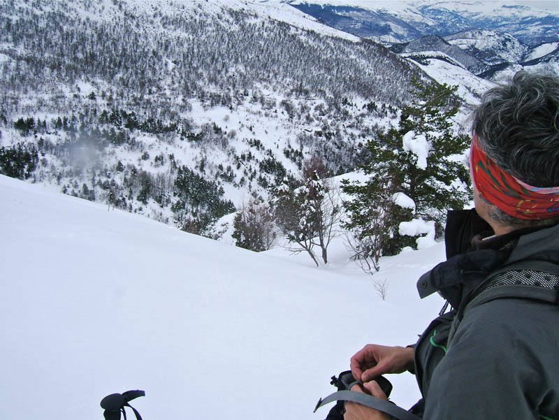 #10 Bernarde Picogu : Monique fait du repérage pour traverser le torrent et retrouver notre itinéraire de montée.
Et c Bernarde Picogu : Monique fait du repérage pour traverser le torrent et retrouver notre itinéraire de montée.
Et c'est bien dans ce goulé qu'il faut descendre.