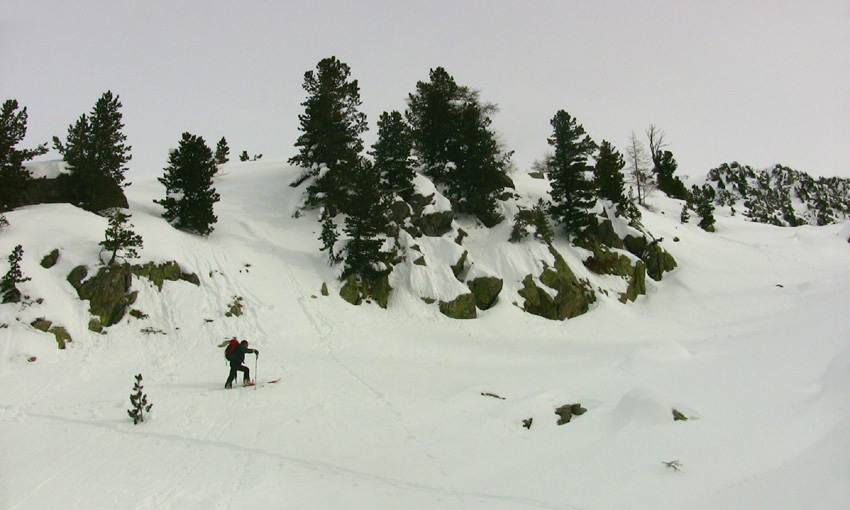 #6 Vallon de Gourios, beaucoup de rocher dans ce vallon, on ne redescendra pas par ce vallon miné pour la descente Vallon de Gourios, beaucoup de rocher dans ce vallon, on ne redescendra pas par ce vallon miné pour la descente