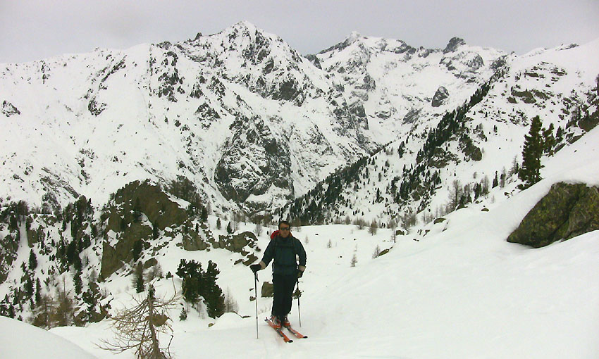 #7 Haut du vallon de Gourios. Neiglier, Gelas et Malédie de G à D. Le voile nuageux à gagné du terrain Haut du vallon de Gourios. Neiglier, Gelas et Malédie de G à D. Le voile nuageux à gagné du terrain