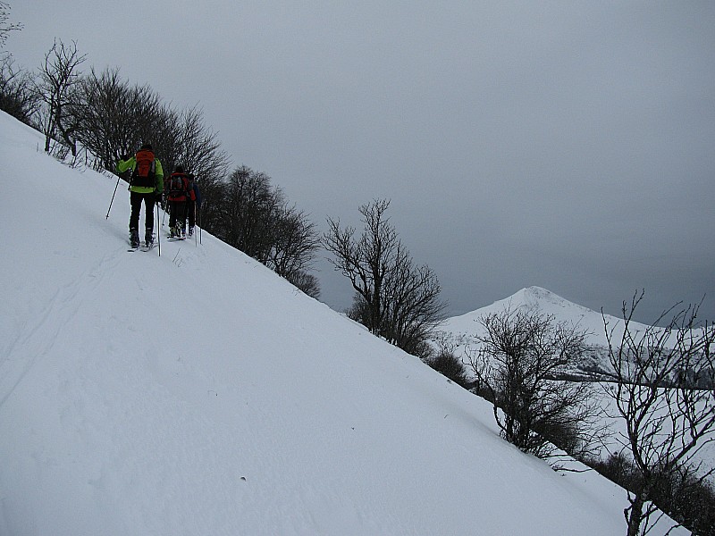 #2 Montée groupés : Sur fond de Puy Mary Montée groupés : Sur fond de Puy Mary