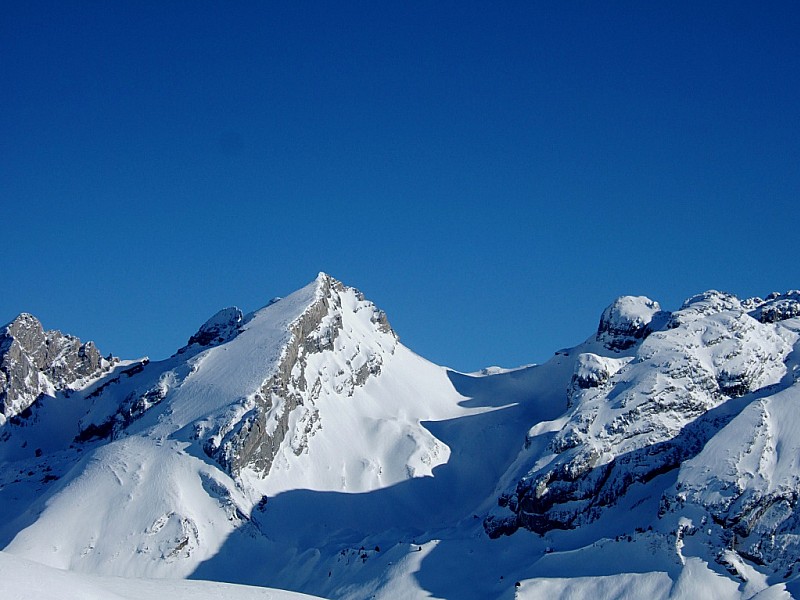 #3 Chaine des Aravis : Pte de Bella Cha, le triangle du Reposoir à gauche et le couloir SW à droite Chaine des Aravis : Pte de Bella Cha, le triangle du Reposoir à gauche et le couloir SW à droite
