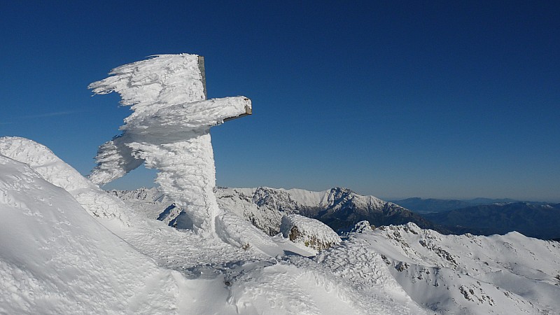 Le sommet : La croix glacée.