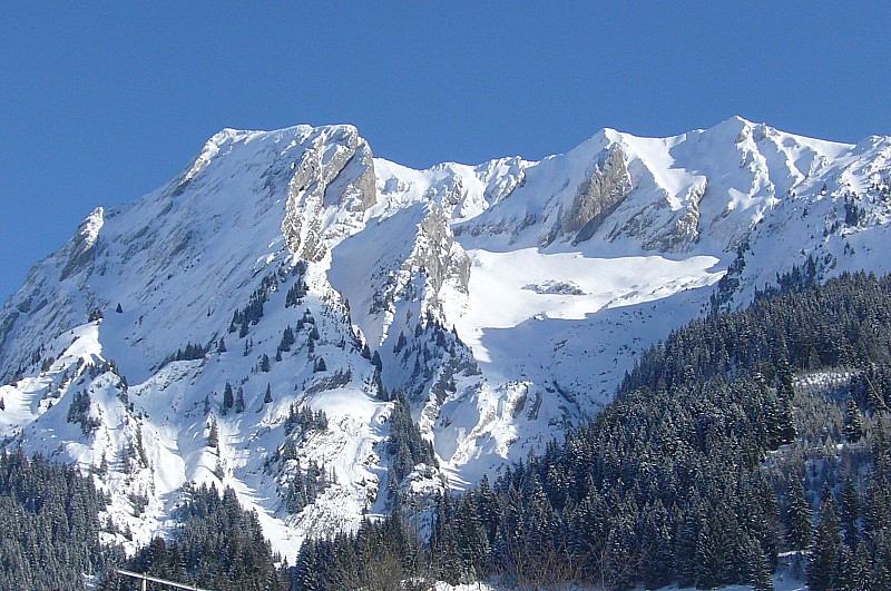 #10 Couloir Chauchefoin : Depuis la route ,le Chauchefoin dans l Couloir Chauchefoin : Depuis la route ,le Chauchefoin dans l'ombre se dévoile