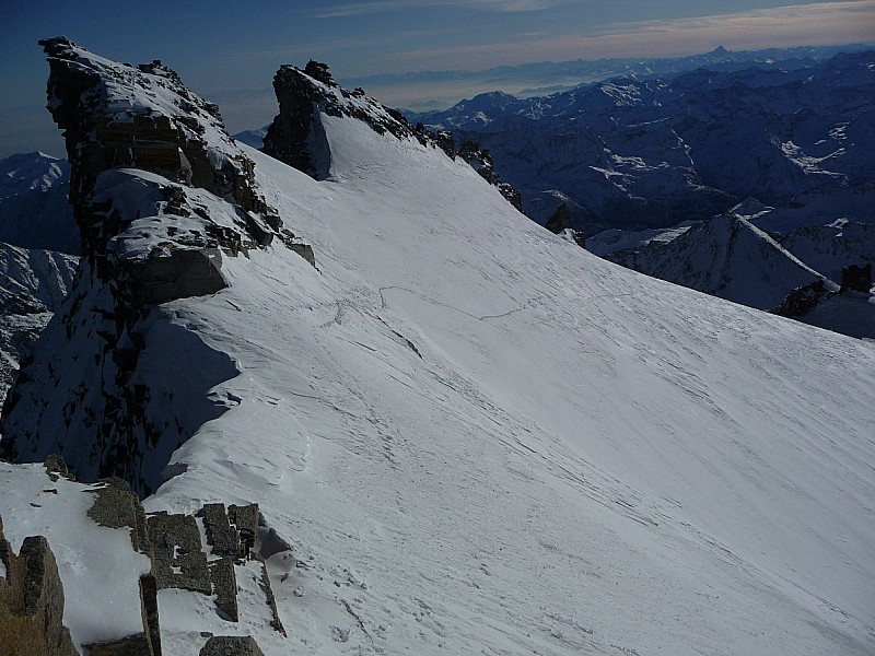 Grand paradis : Juste sous le sommet, vue sur la pente sommitale.