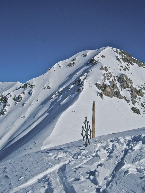 Pianard : De la cime de Pianard la R.ca d'Orel et son couloir W. J'ai jugé vue le sondage en face N de Pianard que la neige poudreuse très froide 40cm environ reposait sur un fond dur gelé et donc trop de risque de le réaliser aujourd'hui, se sera po