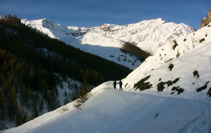 #2 Départ dans le vallon de Roya. Crête de Rocamaire au fond à G. Départ dans le vallon de Roya. Crête de Rocamaire au fond à G.