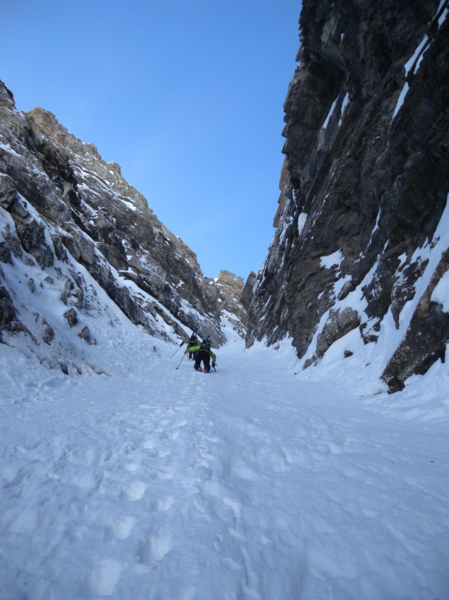 Pente mesurée à 45° dans cette zone, montée rapide grâce aux traces de deux alpinistes...