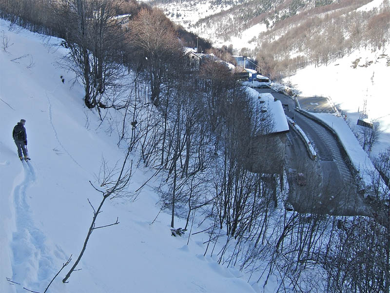 #13 Pepino : Sous la station 1400 de la bonne poudre profonde mais un itinéraire délicat pour ne pas aboutir sur une voiture sortant du Tunnel. Pepino : Sous la station 1400 de la bonne poudre profonde mais un itinéraire délicat pour ne pas aboutir sur une voiture sortant du Tunnel.