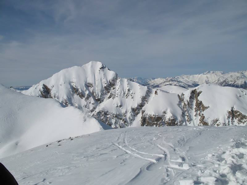 #3 Pouzenc Face S : le couloir principal sous le sommet est peu enneigé Pouzenc Face S : le couloir principal sous le sommet est peu enneigé