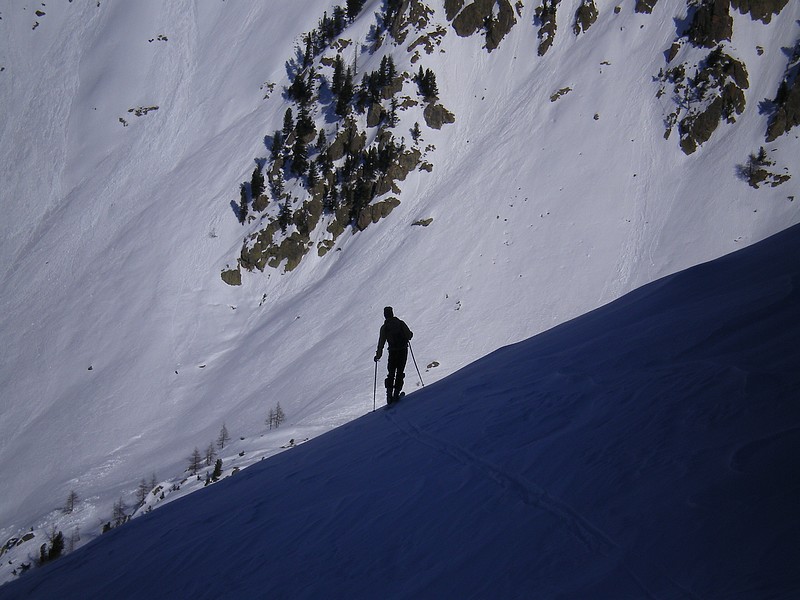 #5 Juisse : Manu hésite avant de changer de vallon mais la neige n Juisse : Manu hésite avant de changer de vallon mais la neige n'y sera pas plus agréable. Tout a été ravagé par le vent.
