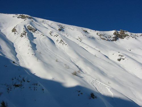 #2 départ de plaque : le départ de plaque observé à 1800m on voit bien la petite purge naturelle sous les rochers, qui déclenche un départ de plaque vent par simple surcharge. départ de plaque : le départ de plaque observé à 1800m on voit bien la petite purge naturelle sous les rochers, qui déclenche un départ de plaque vent par simple surcharge.