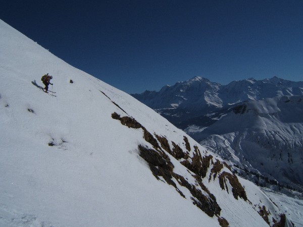 #4 Couloir s du Père : Mick dans les contre-pentes sur fond de Mt Blanc Couloir s du Père : Mick dans les contre-pentes sur fond de Mt Blanc