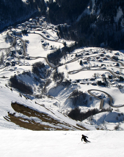 #3 La Giettaz : Olive en grandes courbes sur du velours.
En bas le village de la Giettaz. La Giettaz : Olive en grandes courbes sur du velours.
En bas le village de la Giettaz.