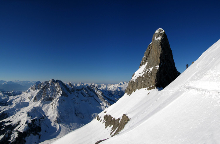 #2 Aiguille de Borderan : Arrivée à la Porte, qui est dominée à l Aiguille de Borderan : Arrivée à la Porte, qui est dominée à l'Ouest par l'aiguille de Borderan. à gauche le massif de l'Etale.