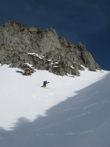 #5 dans le couloir : neige dure avec du grip en rive droite. dans le couloir : neige dure avec du grip en rive droite.