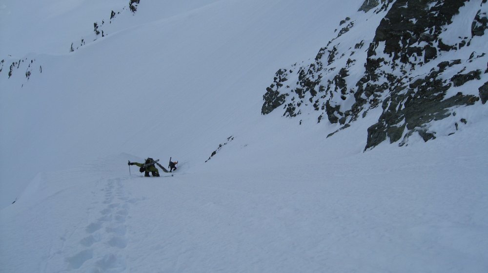 Bas du couloir : c'est parti pour la marche à pieds !