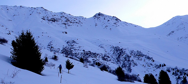 #1 Départ pour col de Valbuche : On devine le couloir de descente du Mollard des boeufs sous le sommet de gauche Départ pour col de Valbuche : On devine le couloir de descente du Mollard des boeufs sous le sommet de gauche