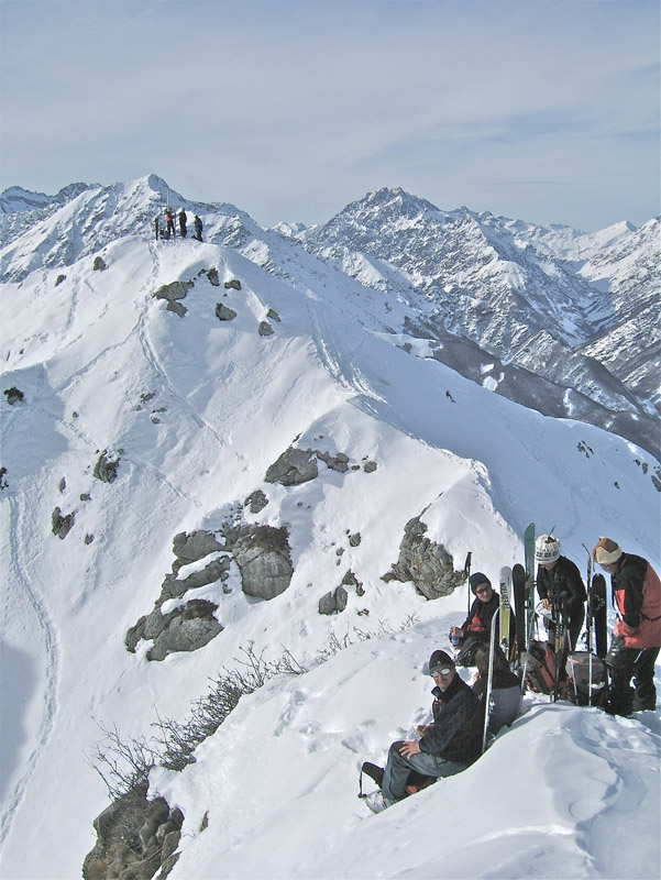 #6 Punta Del Van : Le gendarme et enfin le sommet avec au fond à droite le Matto. Beaucoup de monde. Punta Del Van : Le gendarme et enfin le sommet avec au fond à droite le Matto. Beaucoup de monde.