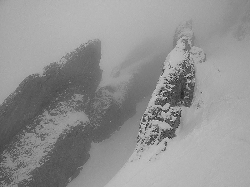 #11 entrées du couloir : conditions du 26 01 2010 :
désormais ce sera brouillard.
Montée et descente par la branche de droite entrées du couloir : conditions du 26 01 2010 :
désormais ce sera brouillard.
Montée et descente par la branche de droite