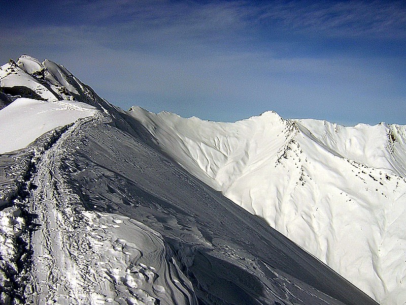 #5 La Crête du Puy : et le Parpillon s’enchaînent sur un terrain toujours facile sculpté par le vent d’arête La Crête du Puy : et le Parpillon s’enchaînent sur un terrain toujours facile sculpté par le vent d’arête