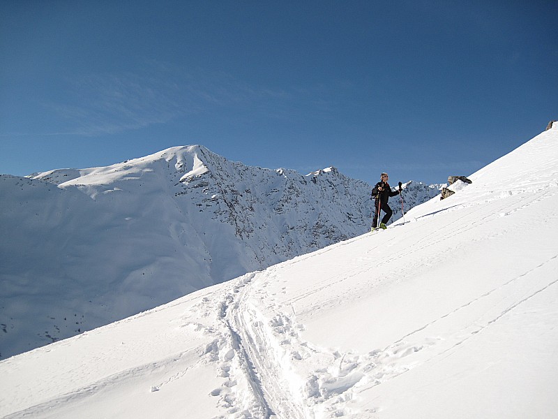 #3 Et l’ascension reprend, : plus tranquille sur des traces de skieurs-rando assagies Et l’ascension reprend, : plus tranquille sur des traces de skieurs-rando assagies