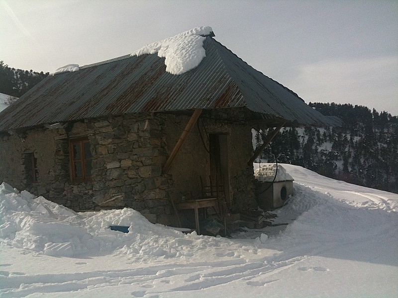 #12 Cabane du berger : Cabane du berger, noter la niche du clébard, architecture locale: simpl mais efficace Cabane du berger : Cabane du berger, noter la niche du clébard, architecture locale: simpl mais efficace