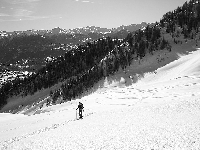 #1 Après les cabanes : Florent au-dessus de la cabane de Soleil Boeuf. Au fond, Boussolenc, Aupillon, Costa Rouenda, Pouzenc Après les cabanes : Florent au-dessus de la cabane de Soleil Boeuf. Au fond, Boussolenc, Aupillon, Costa Rouenda, Pouzenc