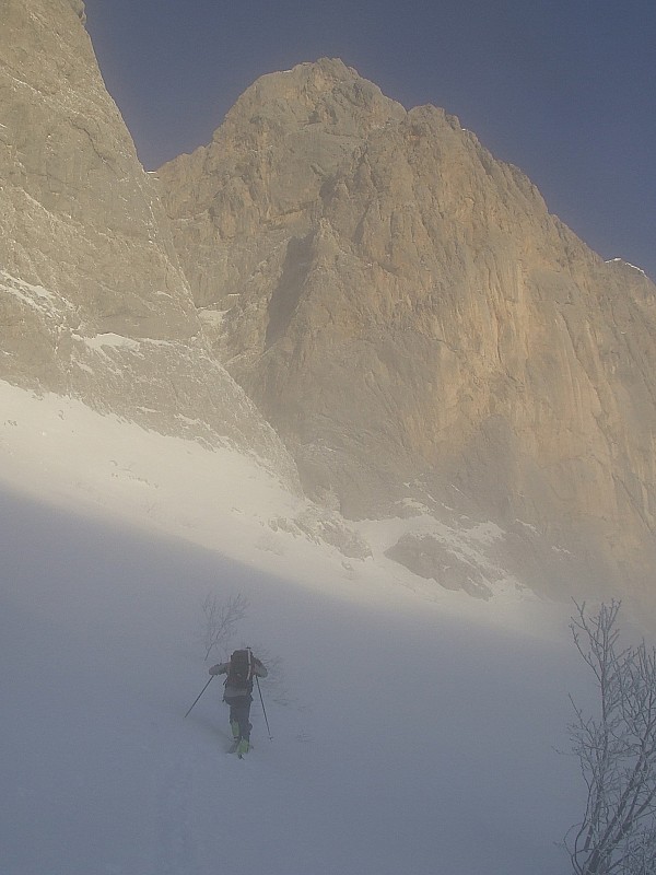 Pied du couloir : Arrivée pile malgré le brouillard et le guide :-)