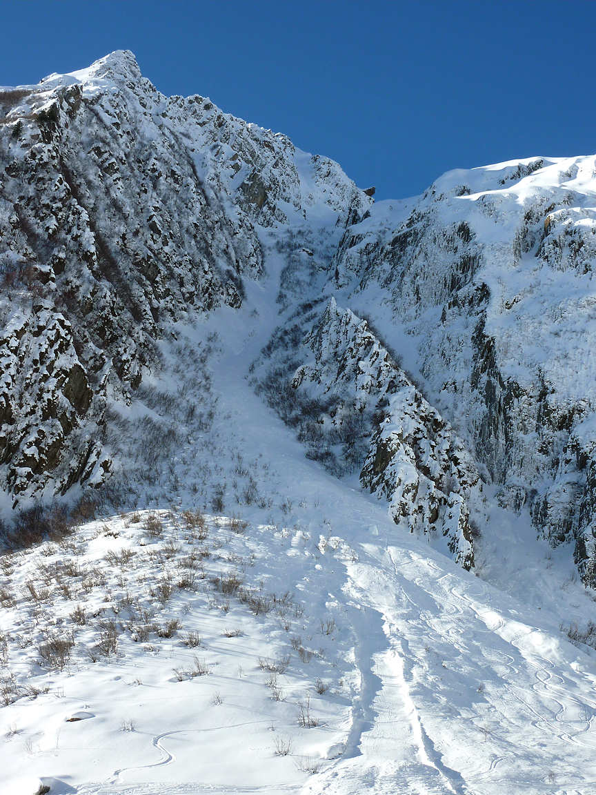 #17 Sous la Combe de L Sous la Combe de L'Arbé : Le couloir de descente emprunté par Jeroen et son équipe samedi dernier.