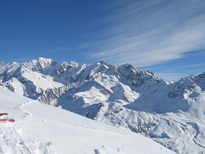 #3 Tête de la Cicle : Vue sur la chaîne du Mont-Blanc. Le vent a sans doute sculpter ces boules de neige au sommet. Un signe à déchiffrer ? Sur les plateaux en bas j Tête de la Cicle : Vue sur la chaîne du Mont-Blanc. Le vent a sans doute sculpter ces boules de neige au sommet. Un signe à déchiffrer ? Sur les plateaux en bas j'ai retrouvé des formes identiques !