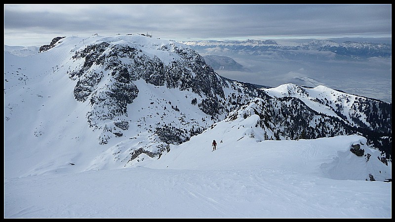 #1 Depuis le Grand Eulier : Depuis le Grand Eulier, vue sur Chamrousse et le Vercors au loin. Le ciel est désormais déjà couvert, va t Depuis le Grand Eulier : Depuis le Grand Eulier, vue sur Chamrousse et le Vercors au loin. Le ciel est désormais déjà couvert, va t'il nous laissé aller jusqu'à Jasse Bralard ... ?