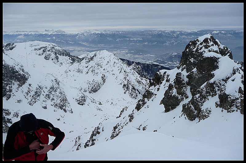 #6 Pointe 2437 : Au sommet, en arrière plan, Chamrousse et Vercors. Pointe 2437 : Au sommet, en arrière plan, Chamrousse et Vercors.