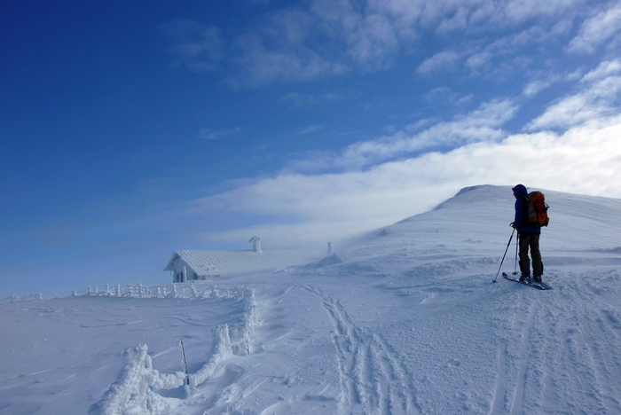 #3 Cabane vers 1900m : tout a givré sur cette crête très exposée au vent Cabane vers 1900m : tout a givré sur cette crête très exposée au vent