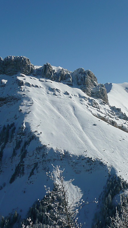 #10 Le versant W des Lances ... : ... déjà bien tracé à midi !
(vue du sommet de La Scia) Le versant W des Lances ... : ... déjà bien tracé à midi !
(vue du sommet de La Scia)