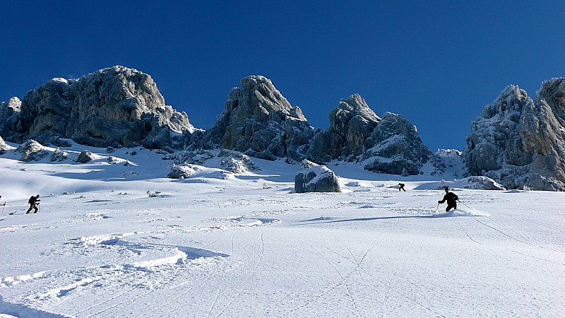 #7 Khara dans la poudre ... : ... légère, légère !
(et pas mal de monde à la montée) Khara dans la poudre ... : ... légère, légère !
(et pas mal de monde à la montée)
