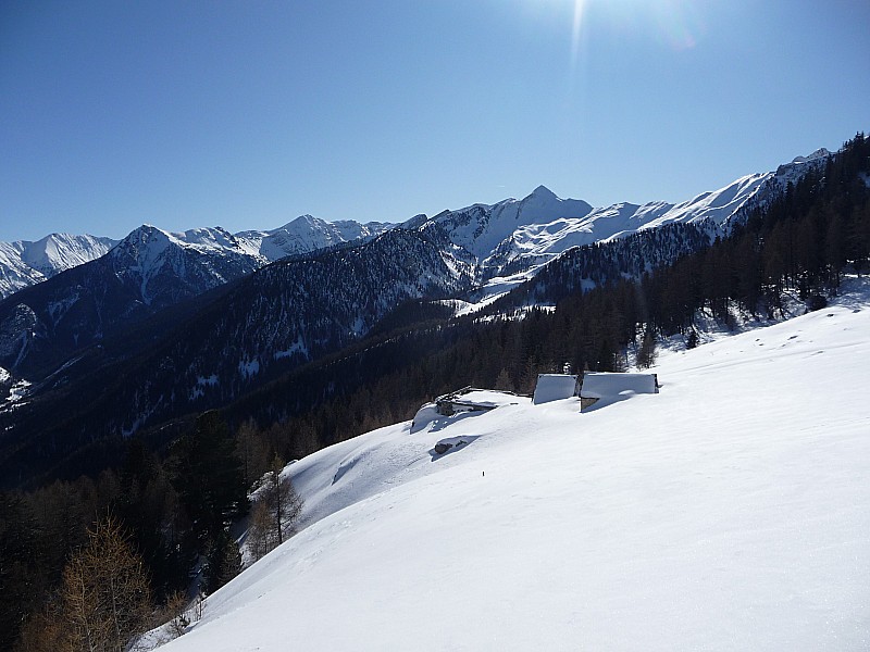 #2 Pic Bernardez : cab 1948m du pré grand, mauvais vallon... bon ben ont tire à gauche toute!!!!
et au fond la face nord de l Pic Bernardez : cab 1948m du pré grand, mauvais vallon... bon ben ont tire à gauche toute!!!!
et au fond la face nord de l'aiguillette!!!!