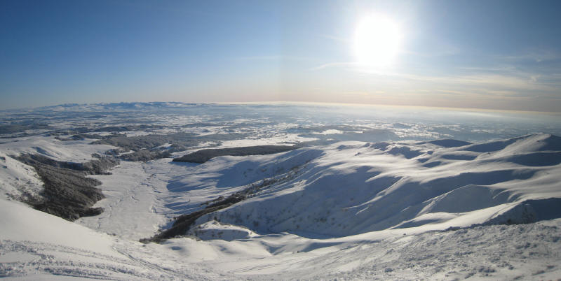 #1 Depuis le Redon : Fontaine Salée et le Cantal au loin Depuis le Redon : Fontaine Salée et le Cantal au loin