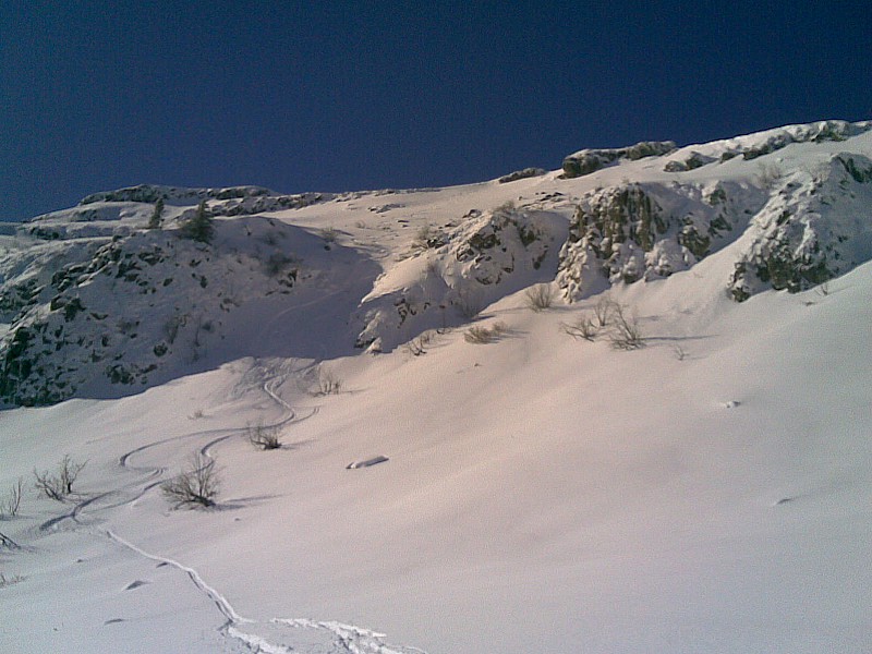 #2 cirque de Chamalière : petite coulée déclanchée par notre passage: rien de méchant mais ça incite à la prudence cirque de Chamalière : petite coulée déclanchée par notre passage: rien de méchant mais ça incite à la prudence