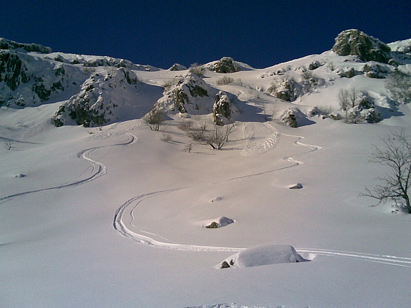 #5 cirque de Chamalière : les 2 couloirs de notre 2eme descente: la aussi petites coulées
Paul Jean s cirque de Chamalière : les 2 couloirs de notre 2eme descente: la aussi petites coulées
Paul Jean s'est fait déséquilibrer lors de son passage dans celui de droite.