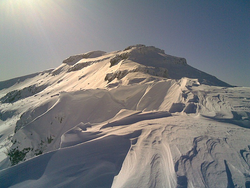#4 Puy du Rocher : la crête nord elle aussi cornichée
à nos pied le départ de la voie 9: 50° sur 70m Puy du Rocher : la crête nord elle aussi cornichée
à nos pied le départ de la voie 9: 50° sur 70m