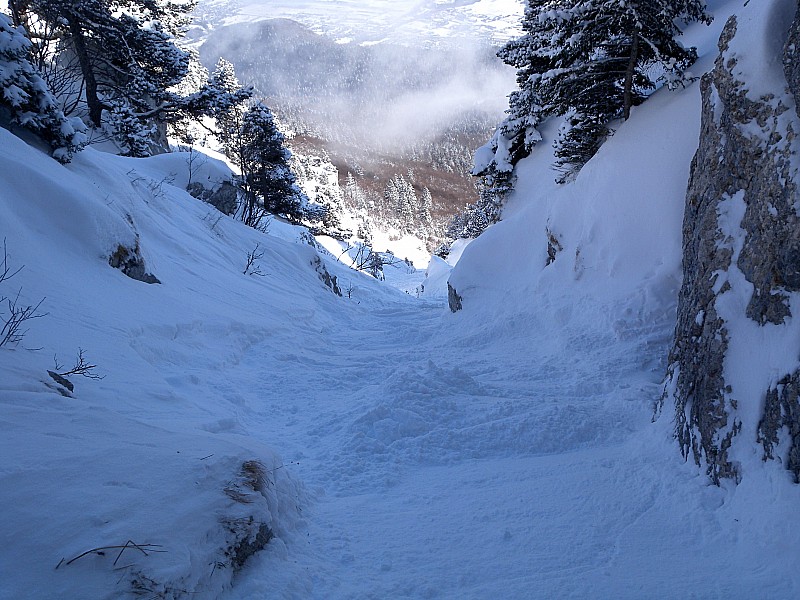 #9 Couloir en virgule : C Couloir en virgule : C'est là qu'on voit que ça manque un poil de neige à ce niveau du couloir (le plus étroit).