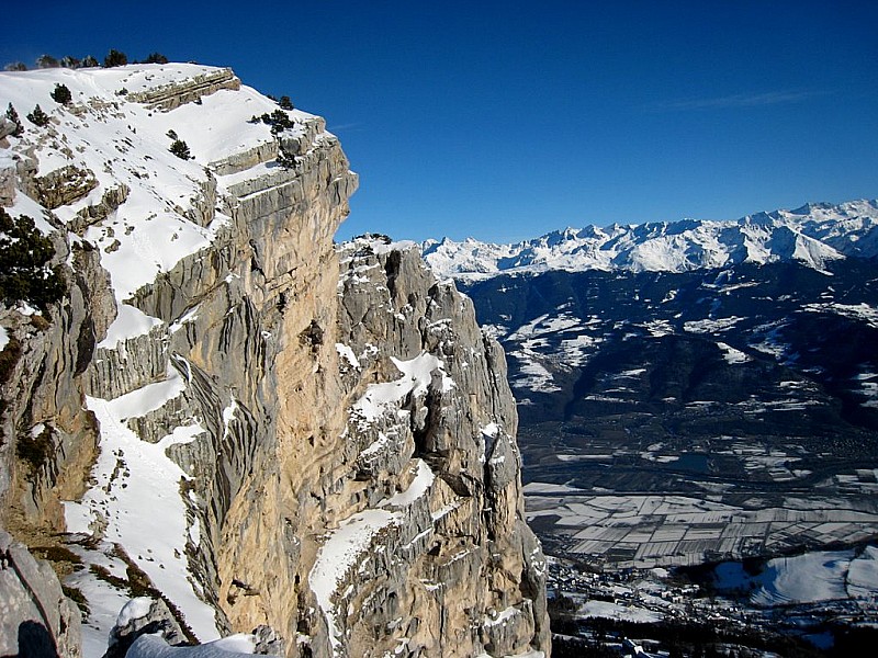 #4 Rocher du Midi : les belles falaises sur fond de Belledonne Rocher du Midi : les belles falaises sur fond de Belledonne