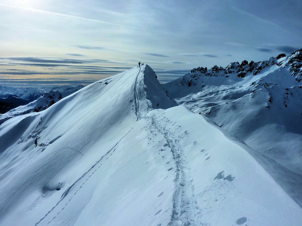 Sur le fil : Sur l'arête du Mont Rosset. La perturbation se profile à l'horizon.