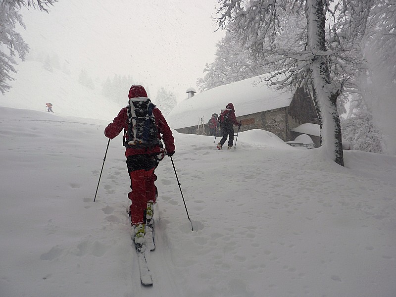 #2 habert de Chamechaude : C habert de Chamechaude : C'est un peu tôt mais on va casser la croûte dans le habert en attendant que le soleil revienne!!!